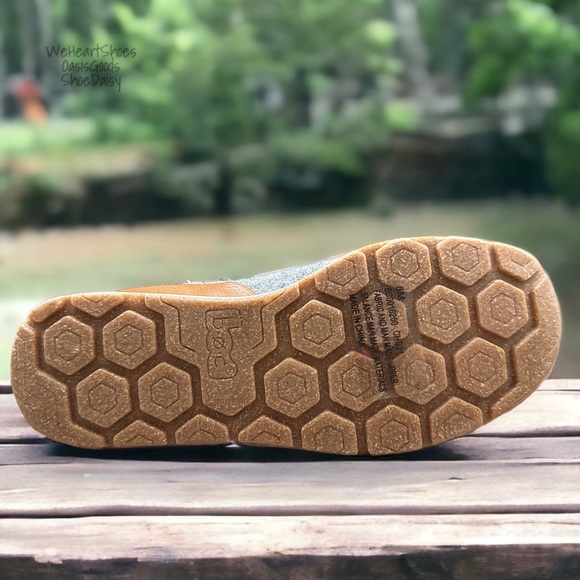 NIB BOC Born Kara Faux Wool Ankle Chelsea Boots Booties Grey Pull On - Picture 8 of 14